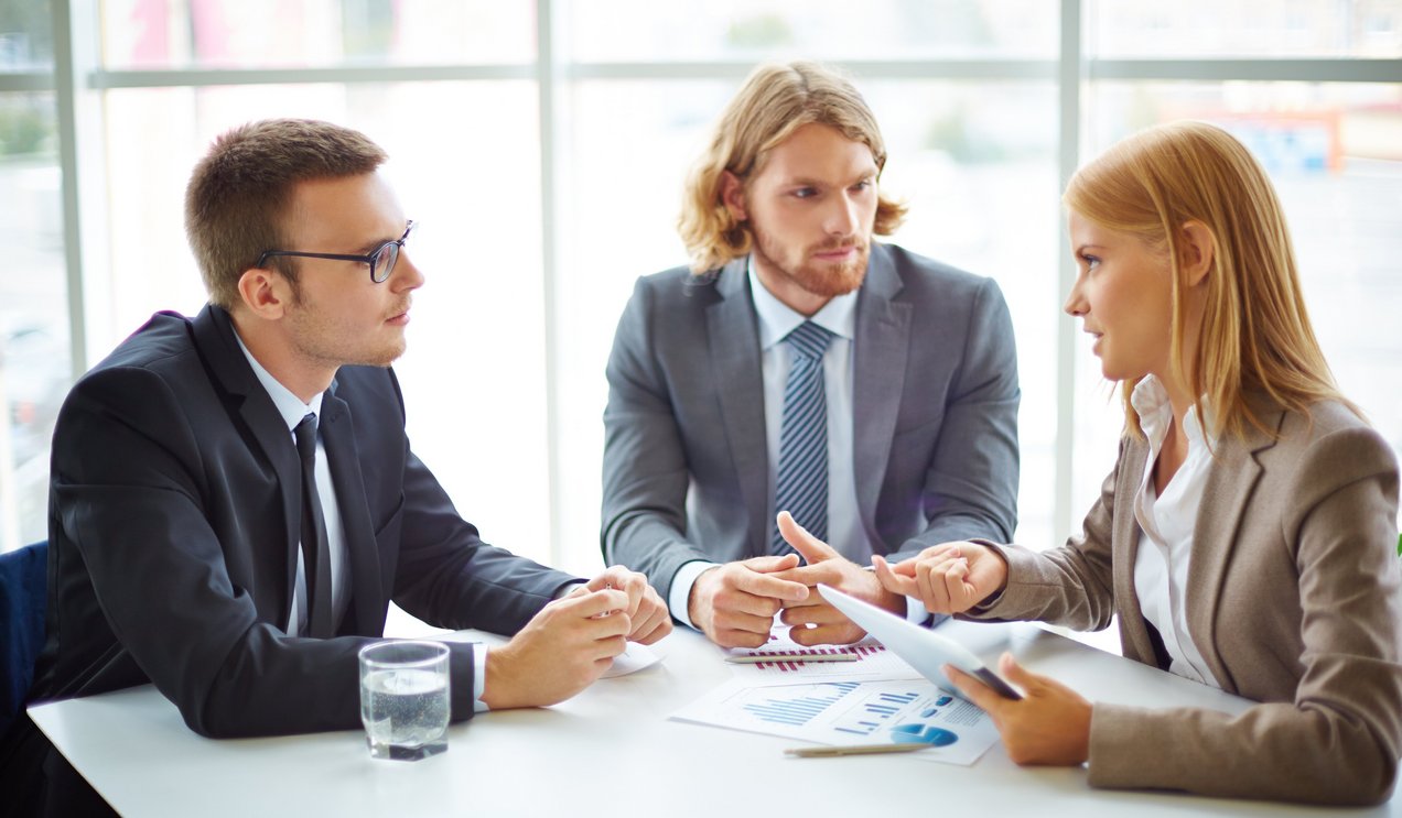 (c) Pressfoto - Freepik.com businesspeople-having-meeting-around-table