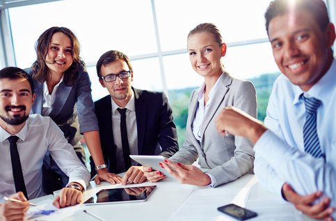 smiling-businesspeople-having-business-meeting